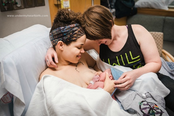 Ca sinh thường đầy cảm xúc “ngọt lịm” của 2 bà mẹ đồng tính - 7