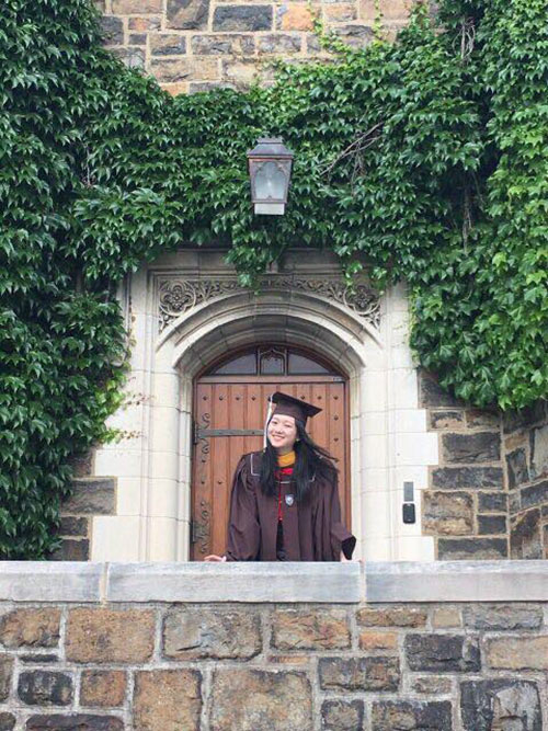 Giáng My ngồi dưới mưa rét 4 tiếng đồng hồ để xem con gái nhận bằng tốt nghiệp - 1