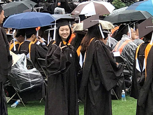 Giáng My ngồi dưới mưa rét 4 tiếng đồng hồ để xem con gái nhận bằng tốt nghiệp - 2