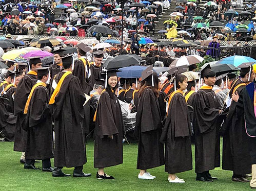 Giáng My ngồi dưới mưa rét 4 tiếng đồng hồ để xem con gái nhận bằng tốt nghiệp - 3