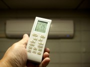 Làm mẹ - Bố mẹ bật điều hòa lạnh suốt đêm, con nhỏ bị liệt mặt, méo miệng