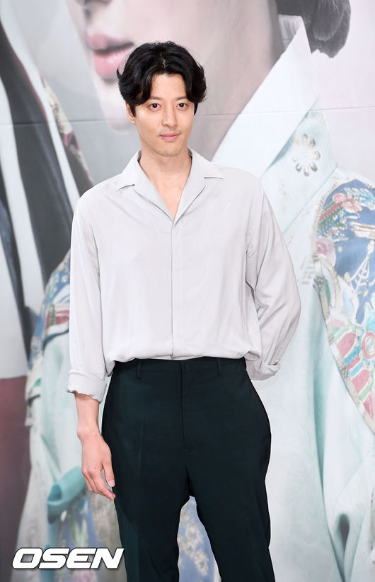 amp;#34;Siêu phẩm thẩm mỹamp;#34; Park Min Young đẹp không tỳ vết bên tài tử Lee Dong Gun - 4