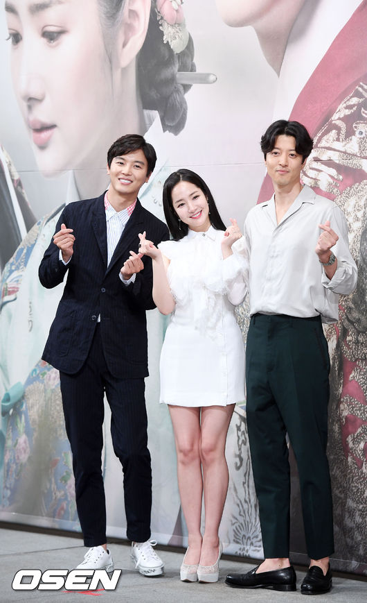 amp;#34;Siêu phẩm thẩm mỹamp;#34; Park Min Young đẹp không tỳ vết bên tài tử Lee Dong Gun - 5