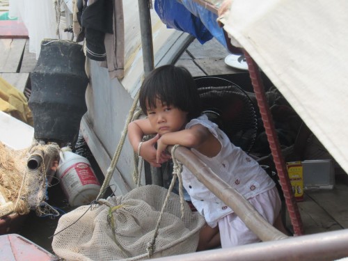 Tết Thiếu nhi trong mơ của những đứa trẻ trên bãi giữa sông Hồng - 2