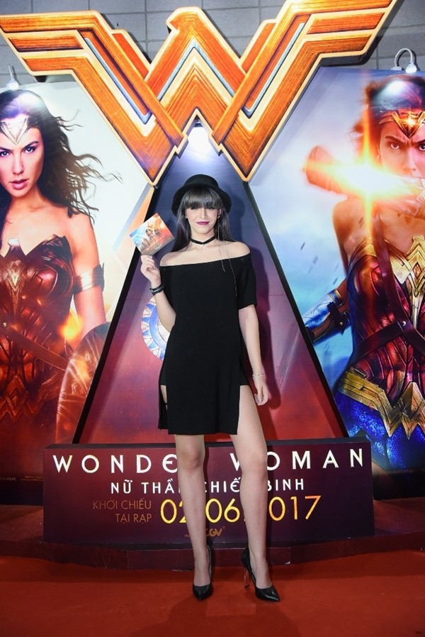 Á hậu Thụy Vân gợi cảm khác lạ, đọ sắc với Huyền My tại họp báo phim - 4