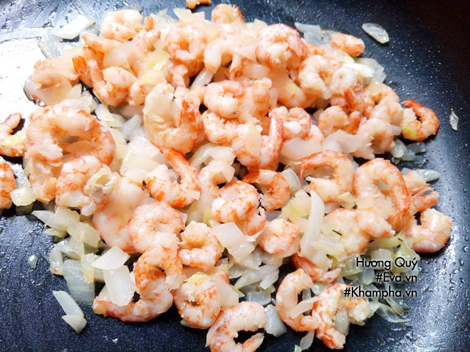 Làm cơm tôm trứng kiểu này, cả nhà ai cũng mê - 8