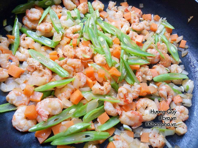 Làm cơm tôm trứng kiểu này, cả nhà ai cũng mê - 9