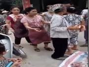 Tin tức - Xôn xao nhóm tiểu thương cướp, đe dọa người phụ nữ không được bán thịt lợn tại Hà Nội