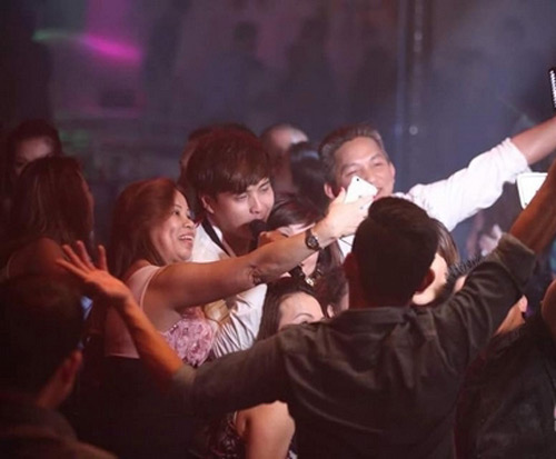 Tuấn Hưng, Đan Trường đẹp trai lại chiều fan, khiến vợ amp;#34;lo ngay ngáyamp;#34; - 10