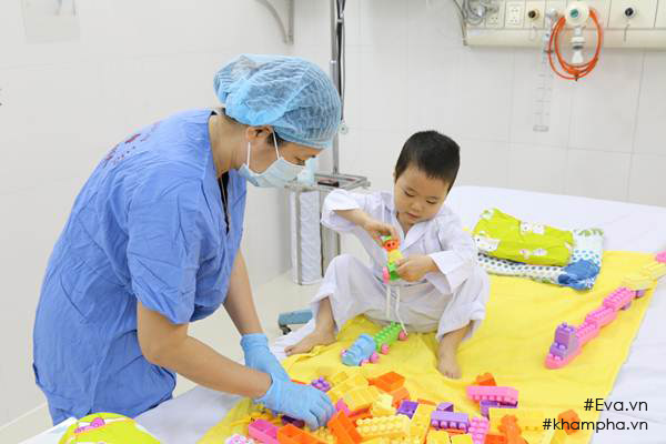 Chuyện 2 lần chết hụt của em bé ghép phổi từ người sống thành công đầu tiên ở VN và mong ước giản dị ngày 1/6 - 3