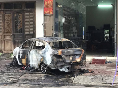 Ghen tuông, người đàn ông phóng hỏa đốt xe ô tô của người tình - 1