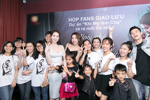 Ngọc Trinh ôm chặt Trà Ngọc Hằng, xóa tin đồn rạn nứt tình bạn - 11