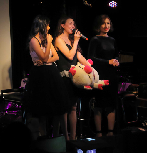 Ngọc Trinh ôm chặt Trà Ngọc Hằng, xóa tin đồn rạn nứt tình bạn - 10