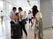 Làng sao - Mỗi lần dính tin đồn ly hôn, Lưu Khải Uy lại tích cực ra sân bay đón Dương Mịch