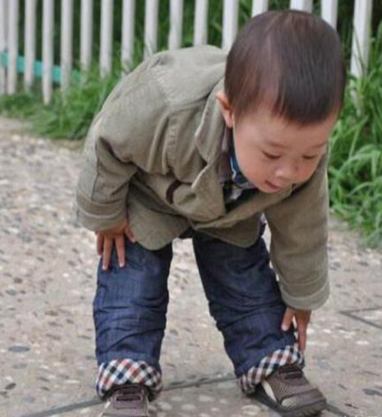 Con trai bị cong vẹo cột sống khi mới 4 tuổi, mẹ tá hỏa khi phát hiện ra nguyên nhân - 1