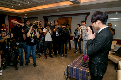 Sơn Tùng M-TP điển trai như sao Hàn, được truyền thông quốc tế săn đón - 4