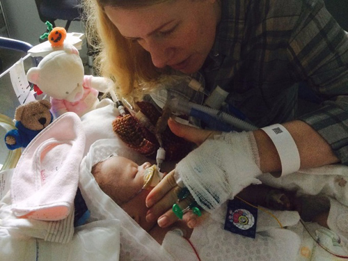 Bé sơ sinh bất ngờ sống lại sau 22 phút ngừng thở khiến bác sĩ amp;#34;choáng vángamp;#34; - 2