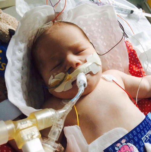 Bé sơ sinh bất ngờ sống lại sau 22 phút ngừng thở khiến bác sĩ amp;#34;choáng vángamp;#34; - 1