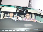 Làng sao - Sợ con bị chụp hình, Dương Mịch che kín mặt con gái dù đang ngồi trong xe