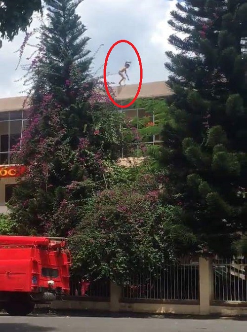 Nghi ngáo đá, người đàn ông nhảy từ nóc nhà trụ sở công an xuống đất tử vong - 1
