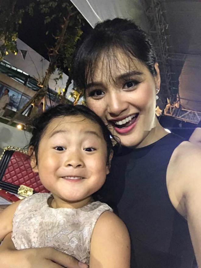 Sao Việt 24h qua: Thúy Nga trổ tài cắt tóc cho con gái - 12