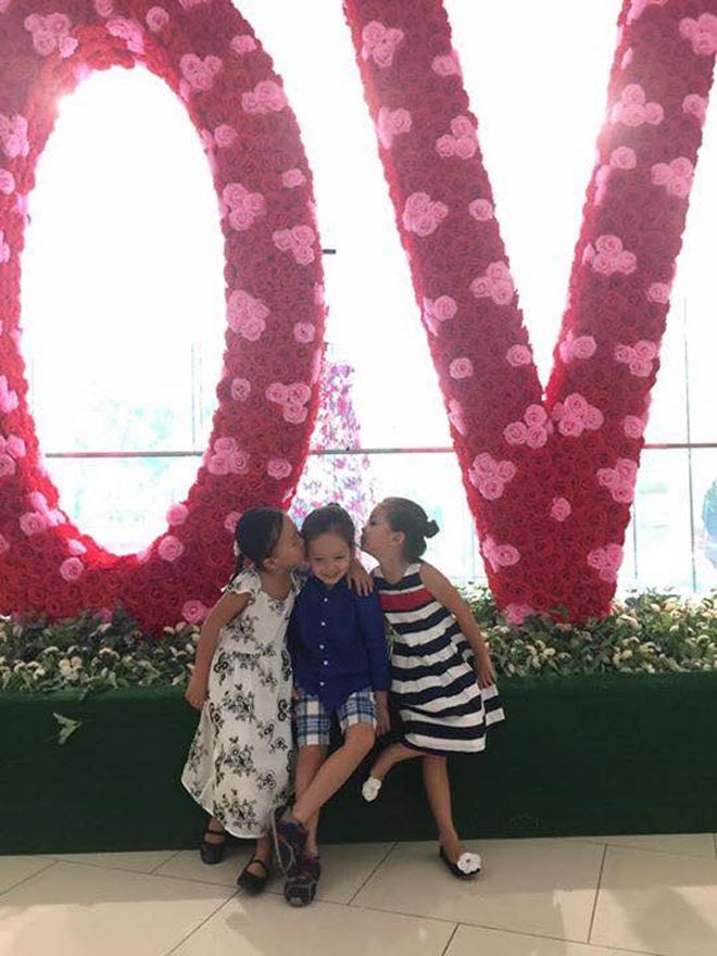 Sao Việt 24h qua: Thúy Nga trổ tài cắt tóc cho con gái - 9