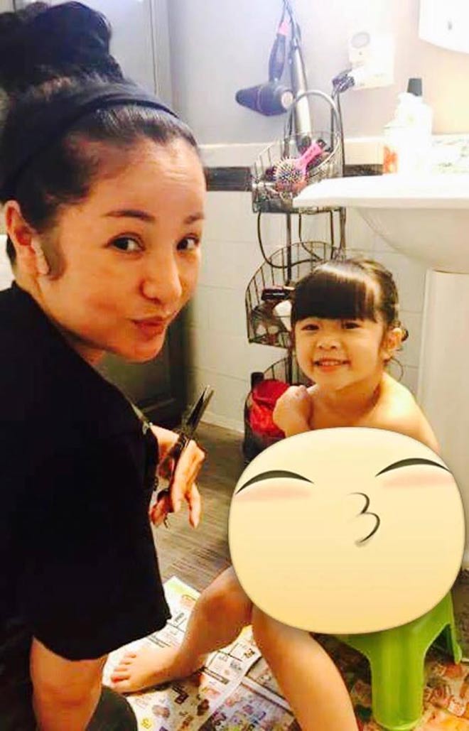 Sao Việt 24h qua: Thúy Nga trổ tài cắt tóc cho con gái - 4