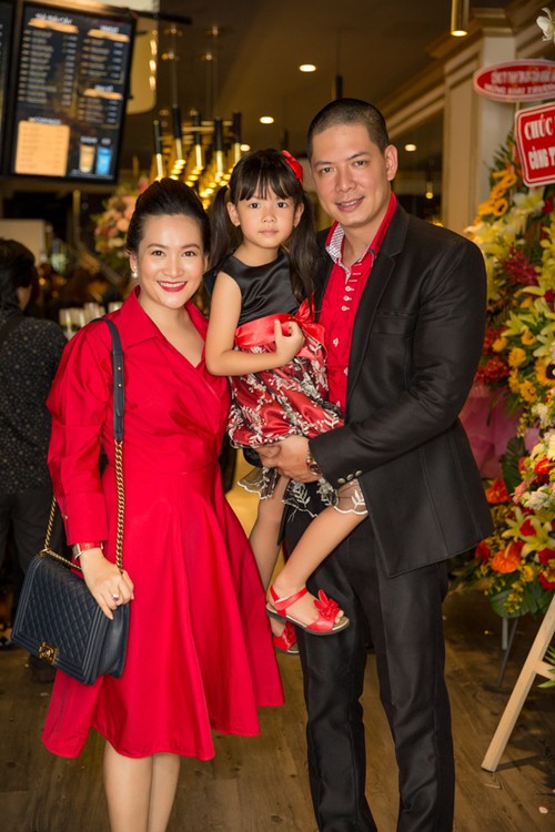 Vợ chồng Bình Minh đưa con gái đến chúc mừng Hoa hậu Thu Hoài - 1