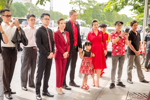 Vợ chồng Bình Minh đưa con gái đến chúc mừng Hoa hậu Thu Hoài - 5