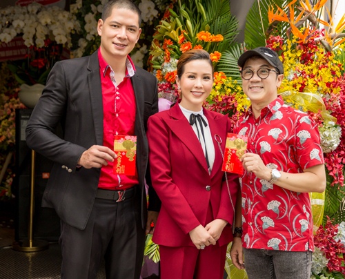 Vợ chồng Bình Minh đưa con gái đến chúc mừng Hoa hậu Thu Hoài - 7