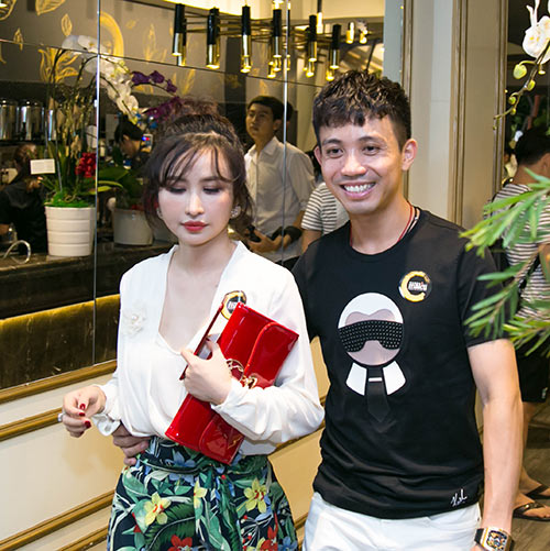 Vợ chồng Bình Minh đưa con gái đến chúc mừng Hoa hậu Thu Hoài - 3