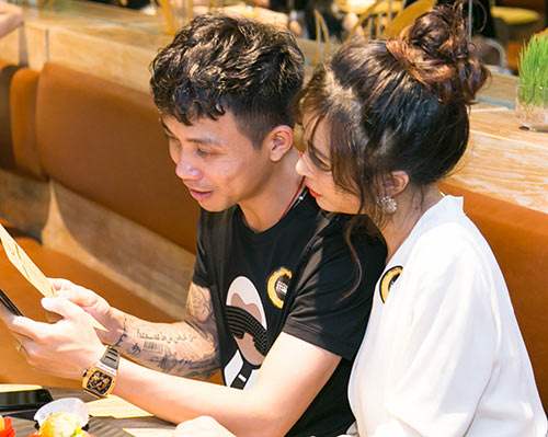 Vợ chồng Bình Minh đưa con gái đến chúc mừng Hoa hậu Thu Hoài - 12