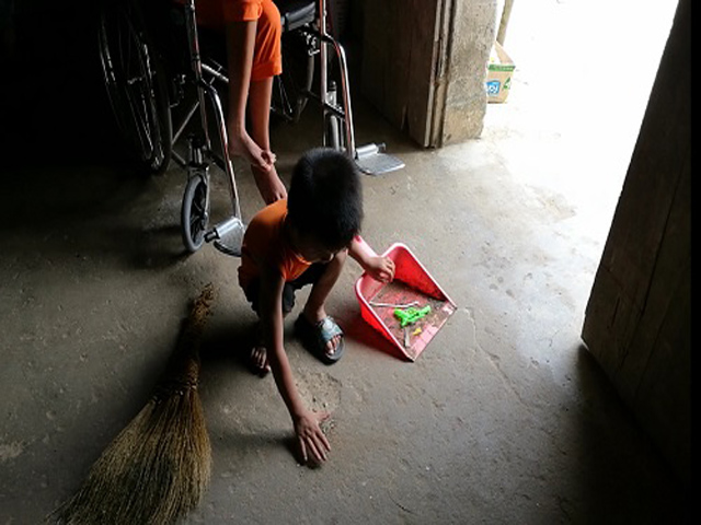 Xót xa cậu bé 4 tuổi làm trụ cột gia đình, chăm mẹ liệt hai chân - 3