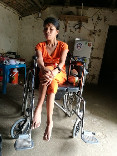 Xót xa cậu bé 4 tuổi làm trụ cột gia đình, chăm mẹ liệt hai chân - 2