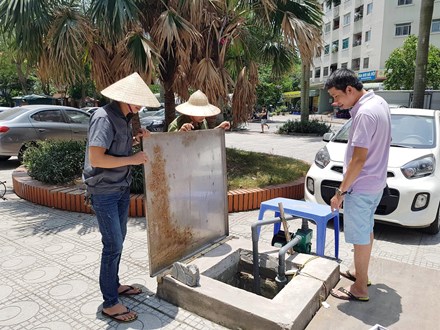 Nắng 40 độ, dân Hà Nội nghỉ làm ở nhà canh nước sinh hoạt - 4