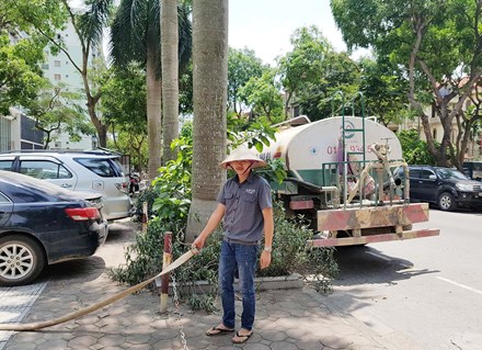 Nắng 40 độ, dân Hà Nội nghỉ làm ở nhà canh nước sinh hoạt - 6