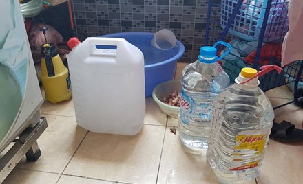 Nắng 40 độ, dân Hà Nội nghỉ làm ở nhà canh nước sinh hoạt - 3