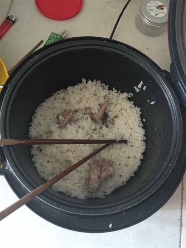 Chăm người yêu ốm, cô gái xinh đẹp nấu nồi cháo sườn khiến chàng trai vừa ăn vừa mếu - 1