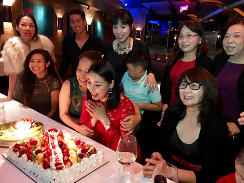 Vui chơi bên Mỹ, Hà Kiều Anh nhớ 2 con trai da diết - 4