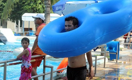 Nắng nóng trên 41 độ, bố mẹ ôm con ra Hồ Tây amp;#34;đằmamp;#34; mình dưới nước - 9