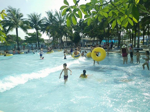 Nắng nóng trên 41 độ, bố mẹ ôm con ra Hồ Tây amp;#34;đằmamp;#34; mình dưới nước - 11