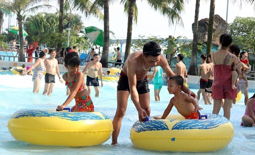 Nắng nóng trên 41 độ, bố mẹ ôm con ra Hồ Tây amp;#34;đằmamp;#34; mình dưới nước - 12