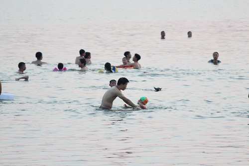 Nắng nóng trên 41 độ, bố mẹ ôm con ra Hồ Tây amp;#34;đằmamp;#34; mình dưới nước - 4