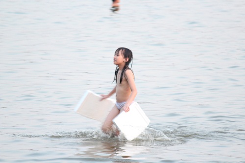 Nắng nóng trên 41 độ, bố mẹ ôm con ra Hồ Tây amp;#34;đằmamp;#34; mình dưới nước - 6