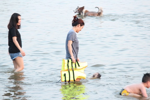 Nắng nóng trên 41 độ, bố mẹ ôm con ra Hồ Tây amp;#34;đằmamp;#34; mình dưới nước - 7