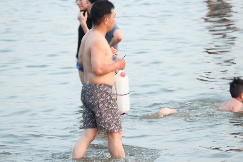 Nắng nóng trên 41 độ, bố mẹ ôm con ra Hồ Tây amp;#34;đằmamp;#34; mình dưới nước - 8