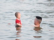 Tin tức - Nắng nóng trên 41 độ, bố mẹ ôm con ra Hồ Tây "đằm" mình dưới nước