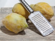 Làm đẹp - Cho chanh vào tủ đá đông lạnh rồi đắp mặt và cái kết ngọt