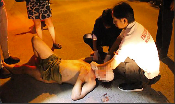 Người đàn ông khỏa thân rơi từ tầng 3 sau khi amp;#39;mây mưaamp;#39; với gái mại dâm trong khách sạn - 1