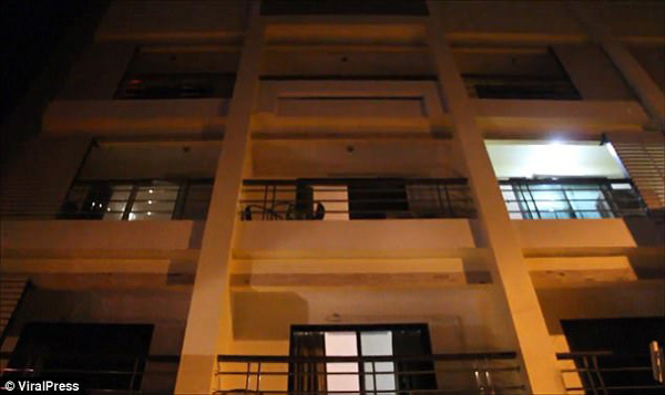 Người đàn ông khỏa thân rơi từ tầng 3 sau khi amp;#39;mây mưaamp;#39; với gái mại dâm trong khách sạn - 3